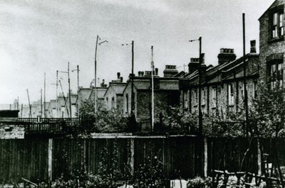 Antenas en jardines traseros suburbanos, 1925 de English Photographer