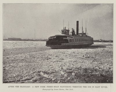 Después de la tormenta de nieve, un ferry de Nueva York abriéndose paso a través del hielo en el East River de English Photographer