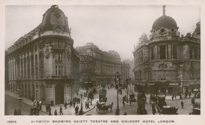 Aldwych mostrando el teatro Gaiety y el Waldorf Hotel de English Photographer