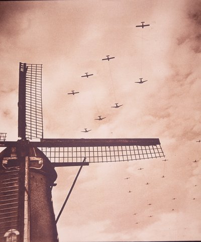 Aeronaves aliadas remolcan planeadores con tropas aerotransportadas sobre los Países Bajos, Batalla de Arnhem de English Photographer