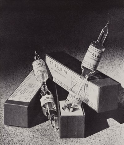 Ampollas de tiosulfato de sodio dorado Crisalbine (foto b/n) de English Photographer