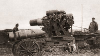 Un gigantesco obús de asedio austriaco y su proyectil, utilizado durante la Primera Guerra Mundial, de The Illustrated War News, 1915 de English Photographer
