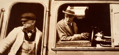 Un maquinista entrega el control al Rey Eduardo VIII en Canadá, años 1920 de English Photographer