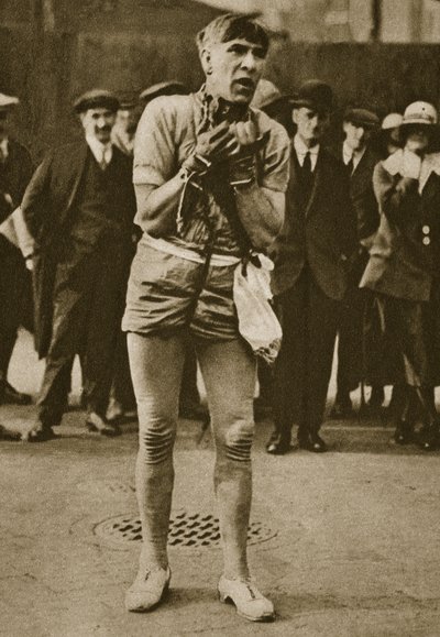 Un actor disfrazado de Houdini fuera de la puerta de un teatro de English Photographer
