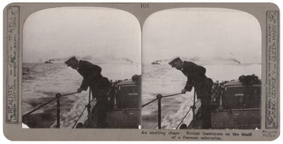 Una persecución emocionante. Destructores británicos tras la pista de un submarino alemán (impresión estereoscópica) de English Photographer