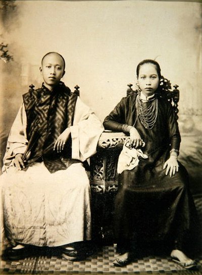 Niño y niña anamitas en Vietnam central, c.1875 de English Photographer