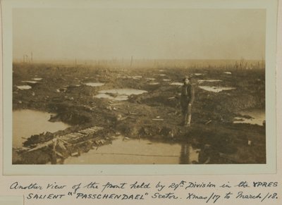 Otra vista del frente sostenido por la 29ª División en el Saliente de YPRES Sector PASSCHENDAELE. Navidad 17 a marzo 18 de English Photographer