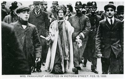 Arresto de la Sra. Emmeline Pankhurst en Victoria Street, 13 de febrero de 1908 de English Photographer