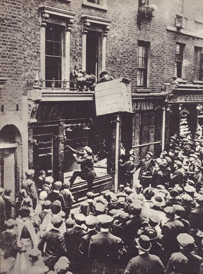 Ataque a tienda alemana en Londres, c.1914 de English Photographer