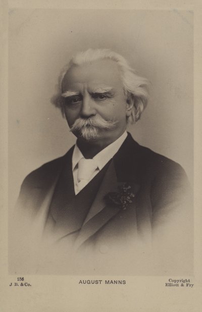 August Manns, director británico nacido en Alemania de English Photographer