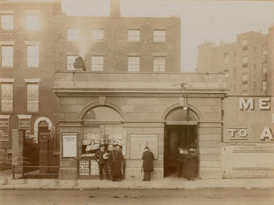 Estación de Ferrocarril de Baker Street, entrada este, Marylebone Road, Londres; fotografía tomada en mayo de 1908 de English Photographer