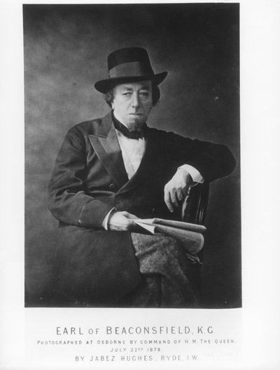 Benjamin Disraeli, 1er Conde de Beaconsfield (1804-81) fotografiado por Jabez Hughes en Osborne House, Isla de Wight de English Photographer