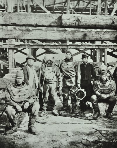 Blackfriars Bridge: trabajadores de la construcción posan con equipo, 1869 de English Photographer
