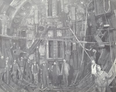 Blackwall Tunnel: un grupo de trabajadores en la esclusa de aire, 1894 de English Photographer