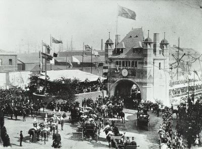Blackwall Tunnel: carruajes tirados por caballos pasan por la entrada en la ceremonia de apertura, 1897 de English Photographer