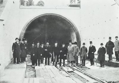 Blackwall Tunnel: inspección de la parte subacuática por dignatarios, 1895 de English Photographer
