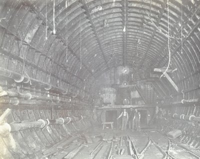 Blackwall Tunnel: dos hombres en la esclusa de aire, 1894 de English Photographer
