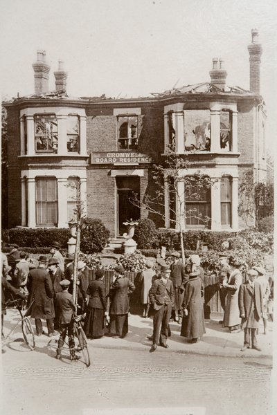Casa de huéspedes en Cromwell Road dañada en un ataque de zepelín en Southend, Essex de English Photographer