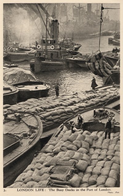 Barcos y barcazas en los concurridos muelles del puerto de Londres de English Photographer
