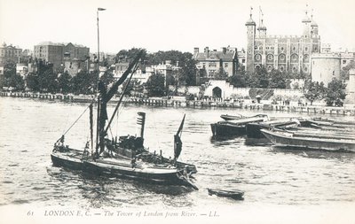 Barcos en el Río Támesis con la Torre de Londres al fondo de English Photographer
