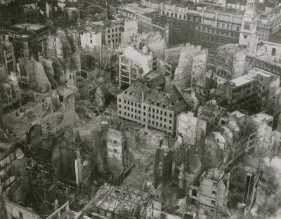 Imagen de daños por bombas desde la cima de la Catedral de San Pablo de English Photographer