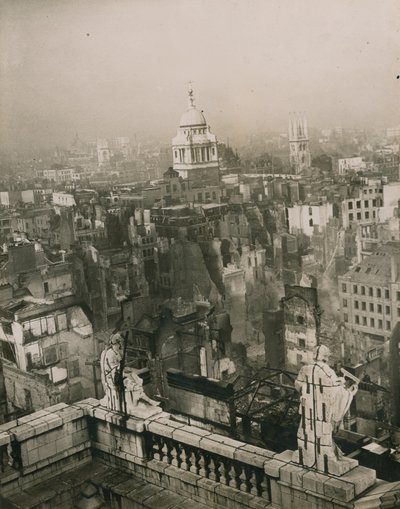 Imagen de daños por bombas desde la cima de la Catedral de San Pablo de English Photographer