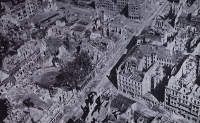 Ruinas bombardeadas de Berlín, Alemania, Segunda Guerra Mundial de English Photographer