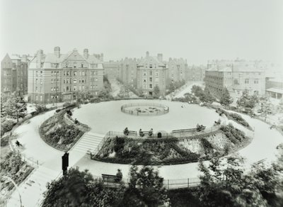 Boundary Estate: Arnold Circus, vista de jardines públicos y apartamentos, Londres de English Photographer
