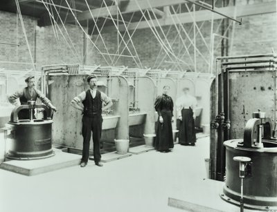 Boundary Street: interior de la lavandería, personas trabajando con maquinaria, Londres, 1897 de English Photographer