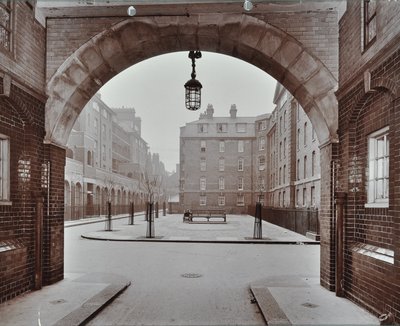 Bourne Estate: Kirkeby Buildings, Londres de English Photographer