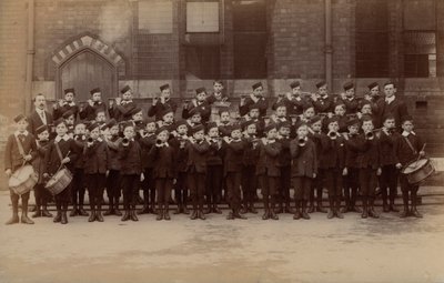 Banda de la Brigada de Niños, presumiblemente de English Photographer