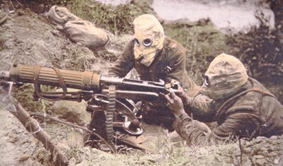 Tripulación británica de ametralladora Vickers en el Somme, con cascos como protección contra el gas fosgeno alemán de English Photographer