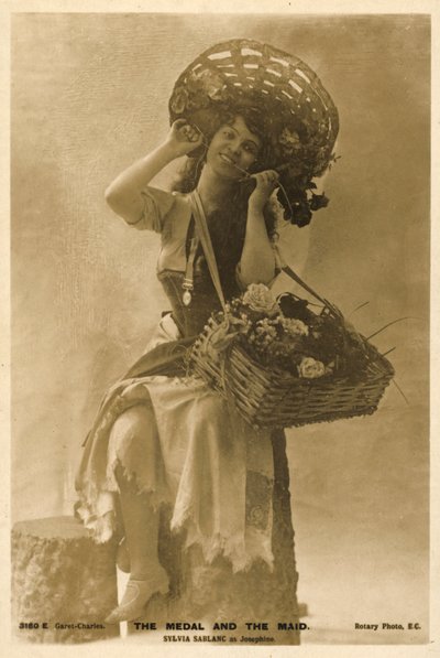 La actriz británica Sylvia Sablanc como Josephine en La medalla y la doncella (foto b/n) de English Photographer