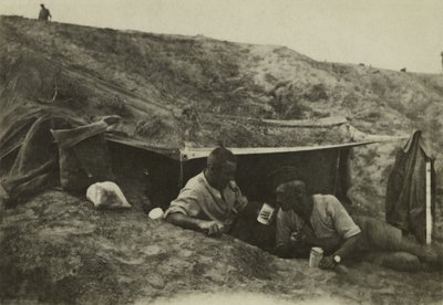 Soldados británicos fuera de servicio en un campamento en Tel-el-Jemi, Palestina, octubre de 1917 (foto en blanco y negro) de English Photographer