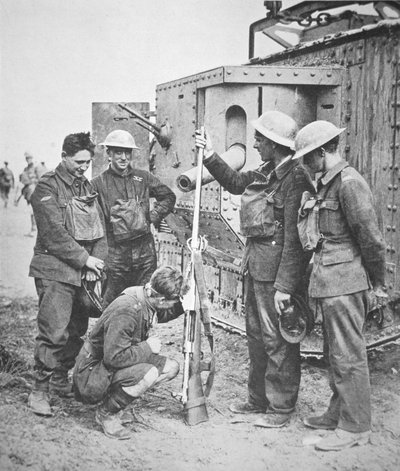 Tripulación de tanque británico inspecciona un rifle antitanque alemán, que disparaba un cartucho de cinco pulgadas de largo de English Photographer