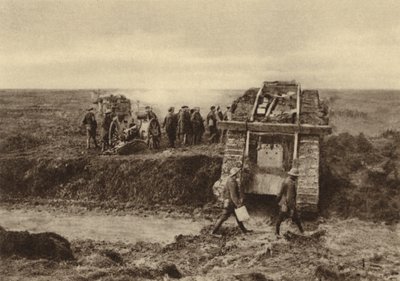 Escuadrón de tanques británicos pasando posiciones de artillería en Graincourt en su camino para atacar Bourlon Wood, Batalla de Cambrai, Francia, Primera Guerra Mundial, noviembre de 1917 de English Photographer