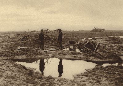 Tanques británicos atascados en el barro antes de poder alcanzar las líneas alemanas en Ypres, Bélgica, Primera Guerra Mundial de English Photographer