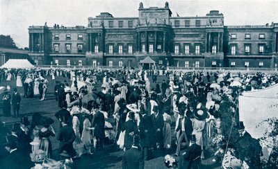 Fiesta en el jardín del Palacio de Buckingham, 1911 de English Photographer