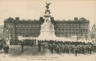 Palacio de Buckingham y Memorial de la Reina Victoria; La Banda de los Guardias pasando de English Photographer