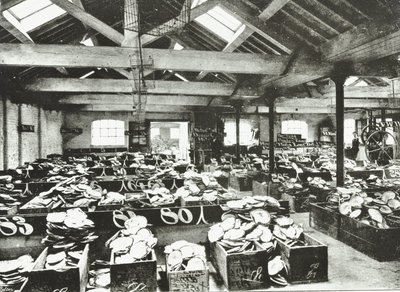 Bull Wharf, interior del almacén de conchas, Londres, 1890 de English Photographer