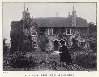 C M Yonge en su jardín en Elderfield de English Photographer