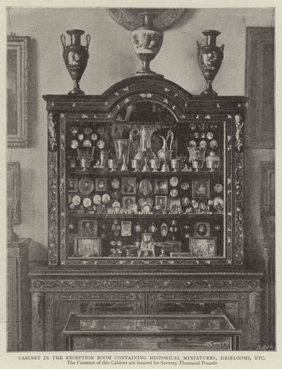 Gabinete en la sala de recepción que contiene miniaturas históricas, reliquias, etc. de English Photographer