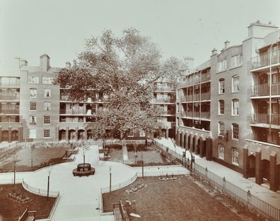 Edificios de Caledonian Road: vista del patio, jardines y apartamentos, Londres de English Photographer