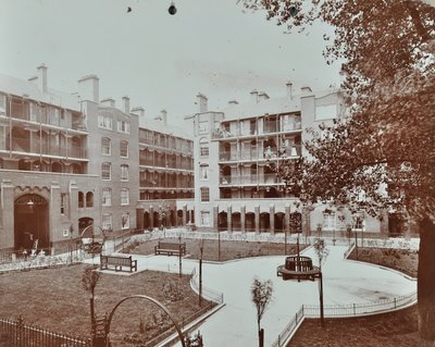 Edificios de Caledonian Road: vista del patio, jardines y apartamentos, Londres de English Photographer