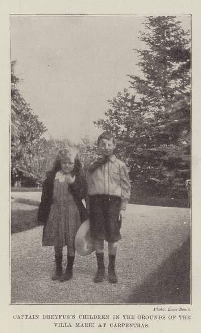 Los hijos del Capitán Dreyfus en los terrenos de la Villa Marie en Carpentras de English Photographer