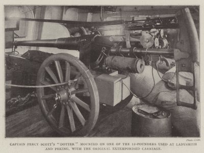 La hija del capitán Percy Scott montada en uno de los cañones de 12 libras usados en Ladysmith y Pekín, con el carro improvisado original de English Photographer