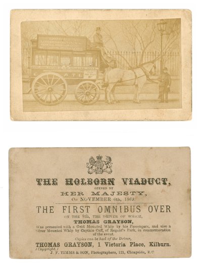 Tarjeta (frontal y trasera) conmemorando el primer ómnibus conducido a través del Viaducto de Holborn, 6 de noviembre de 1869 de English Photographer