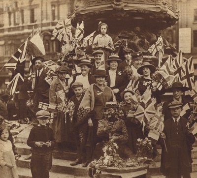 Celebración de la victoria en la Primera Guerra Mundial en Piccadilly Circus, Londres de English Photographer