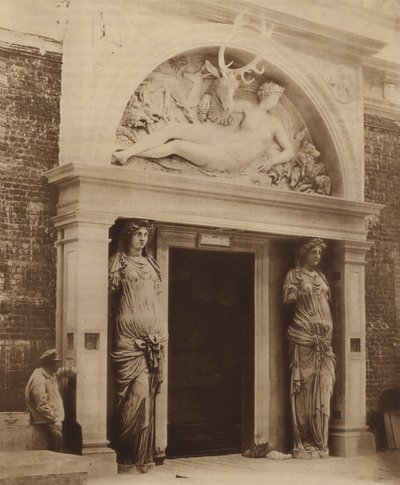 Puerta central del patio renacentista de English Photographer
