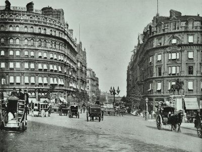 Charing Cross, Westminster LB: Northumberland Avenue desde Trafalgar Square y Charing Cross, 1890 de English Photographer